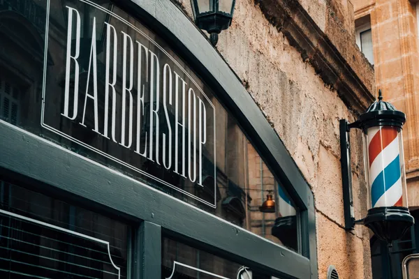 Wnętrze barbershopu — strefa fotelowa