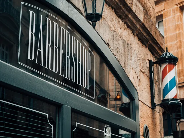 Wnętrze barbershopu — strefa fotelowa